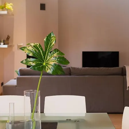 Joivy Scenic 2br With Balcony & Parking